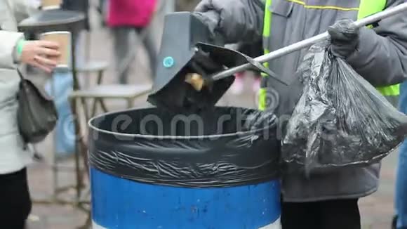 人们在垃圾桶里扔垃圾环境污染全球消费主义视频的预览图