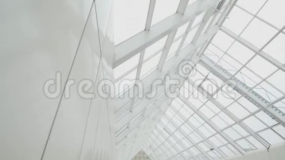 透明的屋顶和天空玻璃面板和阳光新建商业中心视频的预览图