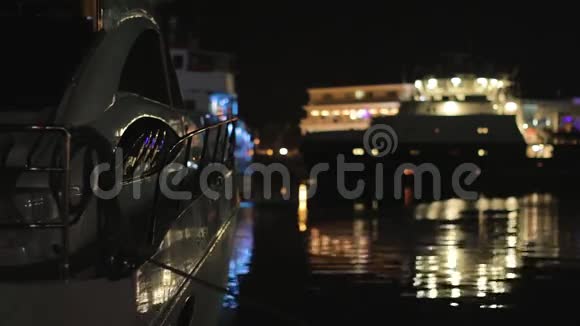 快艇在港口的夜晚在海上浪荡视频的预览图