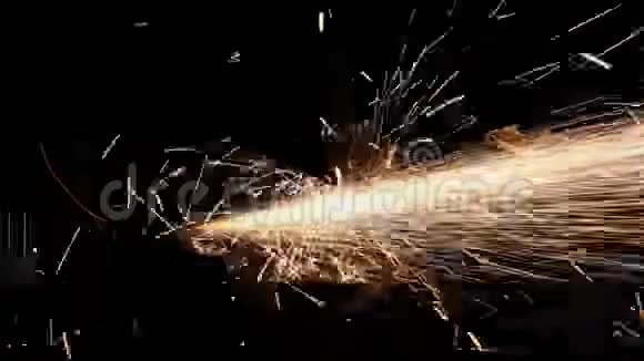 砂轮与铁接触会产生火花视频的预览图