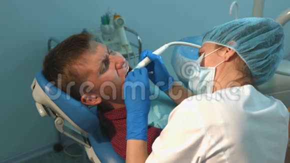 牙医治疗一个年轻人的牙齿2射击视频的预览图