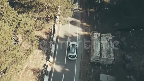 空中观景车沿着高速公路在森林中行驶家庭乘车旅行视频的预览图
