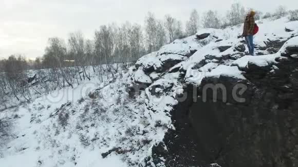 人在白色的冬季森林道路上奔跑俯视无人驾驶飞机的空中镜头希克在山间移动鼓舞人心视频的预览图