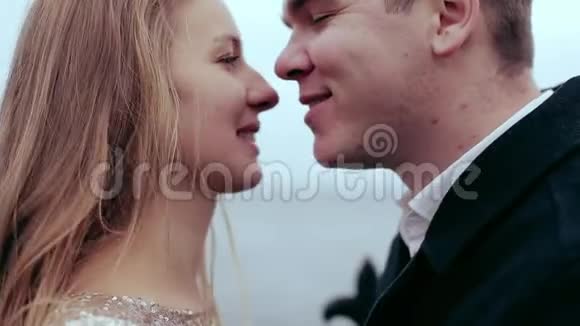 女人爱上了男朋友闭上嘴一个男人拥抱和亲吻一个女孩靠海视频的预览图