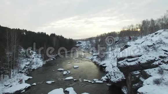 人在白色的冬季森林道路上奔跑俯视无人驾驶飞机的空中镜头希克在山间移动鼓舞人心视频的预览图