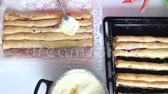烹饪蛋糕那个女人用奶油把烤好的面包卷铺上视频的预览图