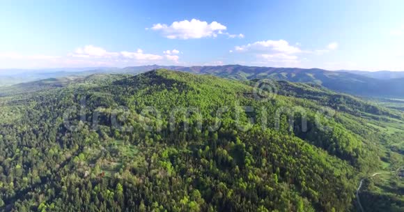 空中观景在山上视频的预览图