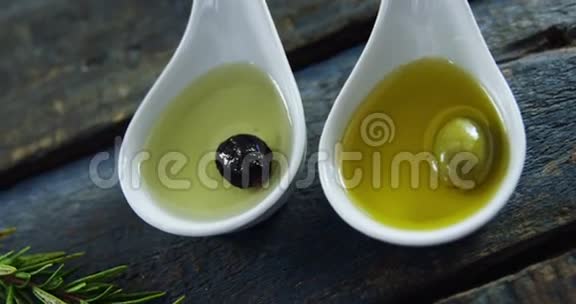 迷迭香和两勺橄榄油和橄榄视频的预览图