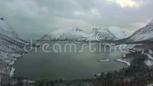 挪威的冬季峡湾和戏剧性的天空时间流逝视频的预览图