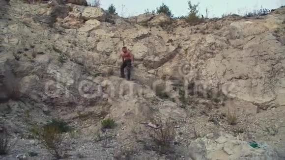 强壮的男人在粗糙的岩石上慢跑训练自由战斗4K视频的预览图