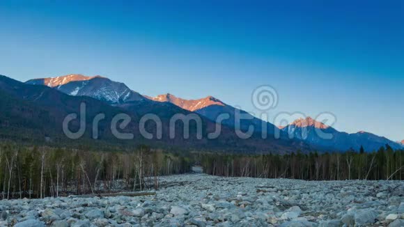 在壮丽的群山中日落的时间流逝西伯利亚东部Sayan夜幕降临视频的预览图