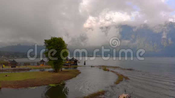 印度群岛巴厘岛布拉坦湖的鸟瞰图视频的预览图
