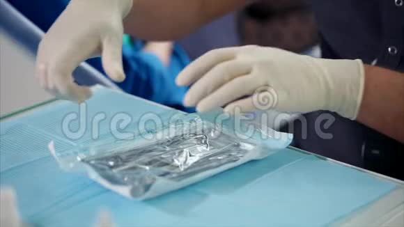 牙医将使用无菌的可重复使用的仪器视频的预览图