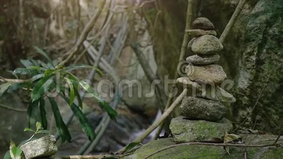 自然中的禅石平衡在宁静的丛林瀑布石桩冥想场景平衡和谐的象征视频的预览图