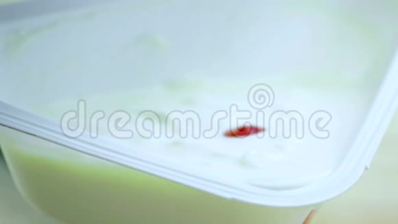 健康红草莓落在白色酸奶上的特写健康食品的概念视频的预览图