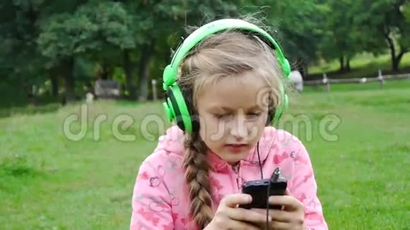 听智能手机音乐的女孩视频的预览图