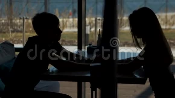 一对相爱的夫妻正坐在咖啡馆的桌子旁视频的预览图