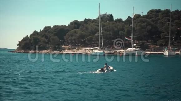 一艘摩托艇通过海浪向岸边移动视频的预览图