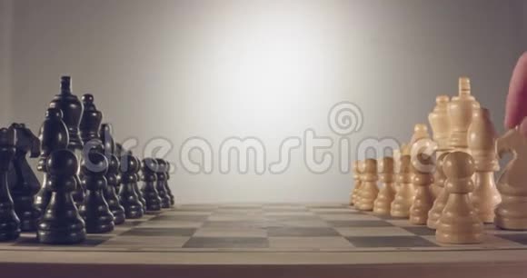 在棋盘上的棋子之间移动的特殊跟踪宏观镜头视频的预览图