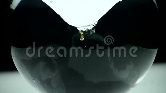 黄色墨水在水族馆的水中旋转时间唇语视频的预览图