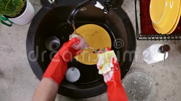 双手戴红色橡胶手套洗玻璃视频的预览图