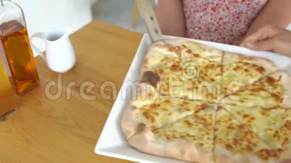 服务员提供奶酪披萨视频的预览图