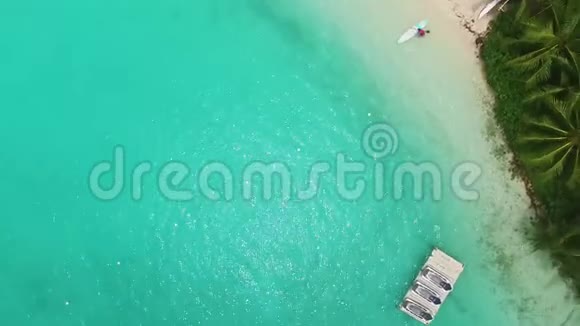 令人惊叹的海岸线海景波拉波拉热带透明海洋岛屿法属波利尼西亚令人惊叹的4k空中无人机景观视频的预览图