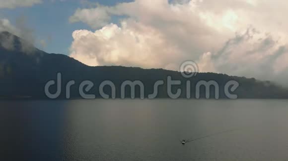 印度群岛巴厘岛布拉坦湖的鸟瞰图视频的预览图