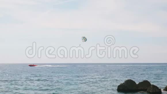 寄生的水上游乐在黑山的一艘船后乘降落伞飞行视频的预览图
