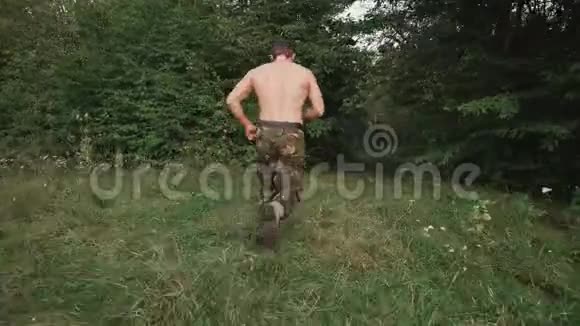 强壮的胡须战士在森林里奔跑4K视频的预览图