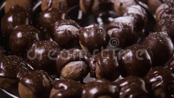慢动作巧克力覆盖松露糖果撒上糖粉视频的预览图