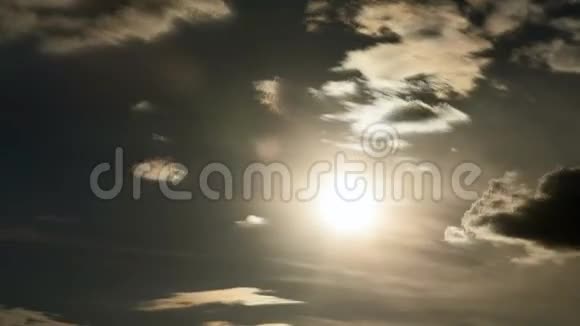 一个梦幻般的夏日日落的时间流逝视频的预览图