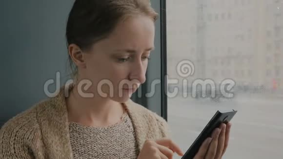 乘坐公共汽车和使用智能手机的妇女视频的预览图