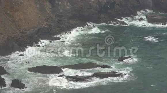 海浪在岩石和悬崖视频的预览图