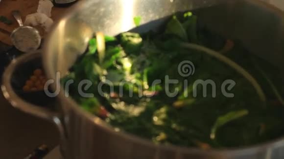 瑞士猪油在锅里沸腾视频的预览图