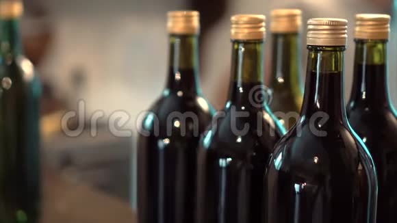 酒窖里的一排陈年酒瓶视频的预览图