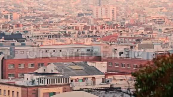 全景观城建筑现代欧洲城市的屋顶房子视频的预览图