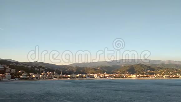 海上海岸阿尔比索拉马里纳萨沃纳意大利视频的预览图