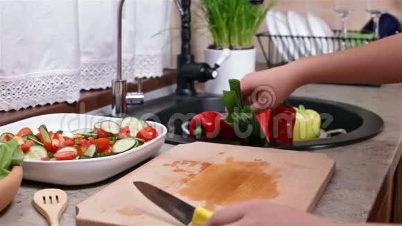 幼儿用手切洋葱做蔬菜沙拉视频的预览图