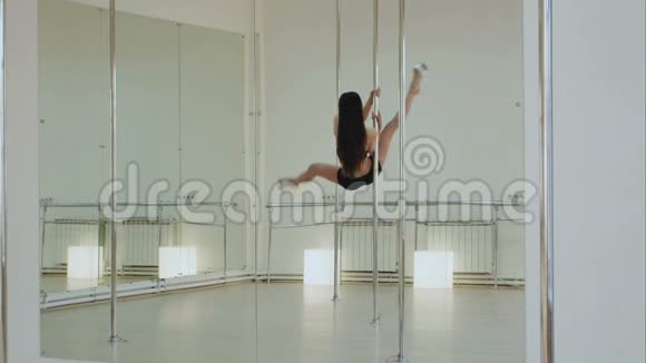 穿高跟鞋表演钢管舞的美女视频的预览图