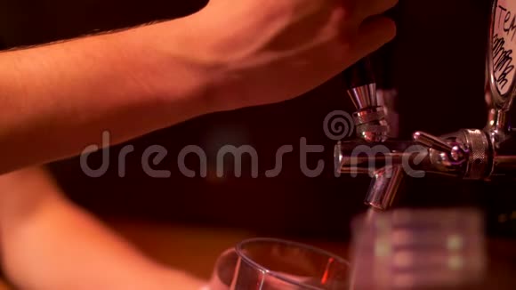 一个酒吧里的男人把一杯饮料倒进杯子里视频的预览图