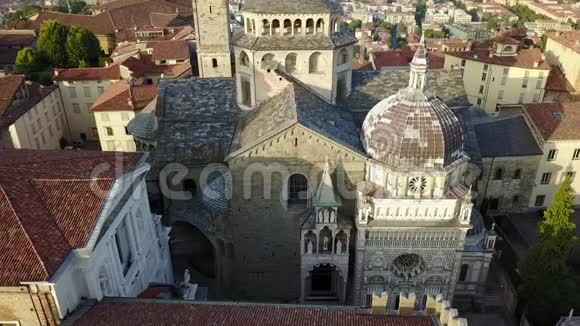 贝加莫老城区无人驾驶飞机俯瞰圣玛丽亚马吉奥尔的巴西利卡和科洛尼教堂视频的预览图