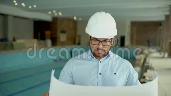 在建筑工地上工人或工程师或建筑师控制建筑的设计和建造视频的预览图