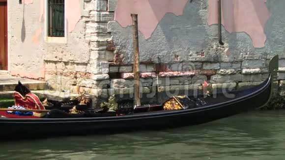 威尼斯意大利贡多拉停泊在大楼旁边视频的预览图