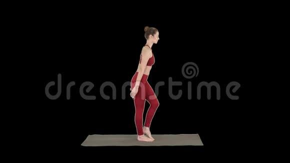 穿着运动服做运动锻炼弯着腰的美丽年轻女子视频的预览图