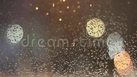 模糊的夜晚轻雪的雨落波克视频的预览图