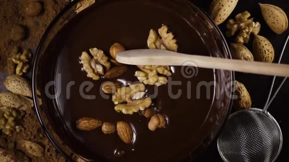 坚果用勺子混合在巧克力中慢节奏视频的预览图