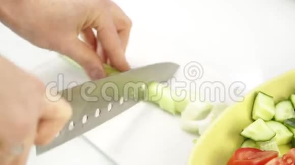 在木切割板上切蔬菜用于加沙烹饪健康的食物视频的预览图