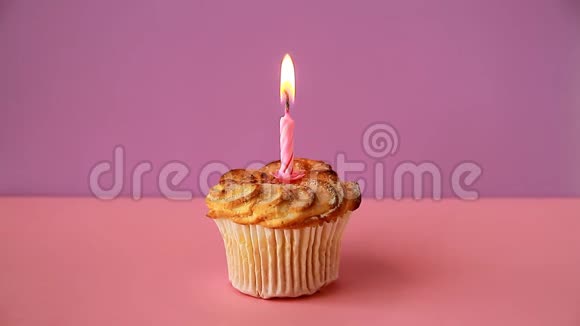 生日蛋糕上有一支点燃的蜡烛延时录像视频的预览图