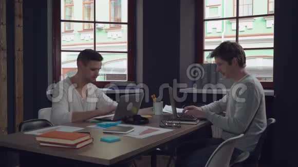 两名工人在室内使用个人电脑视频的预览图